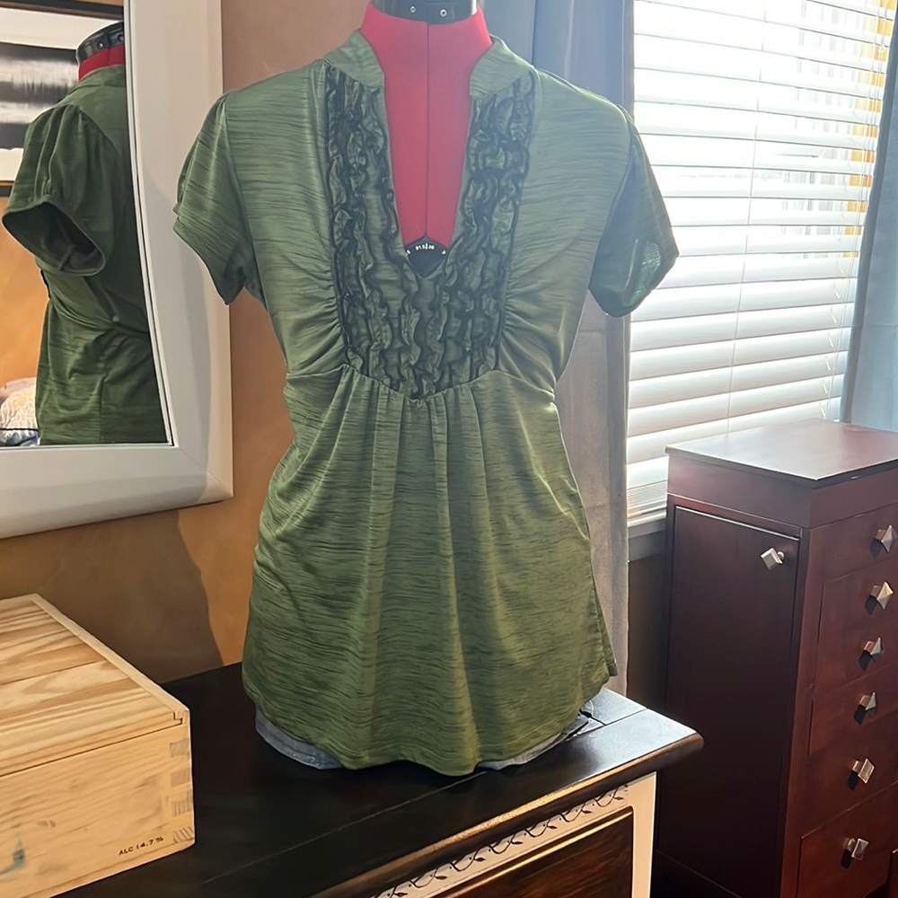 Money green and black v-neck top. Ties in the back.